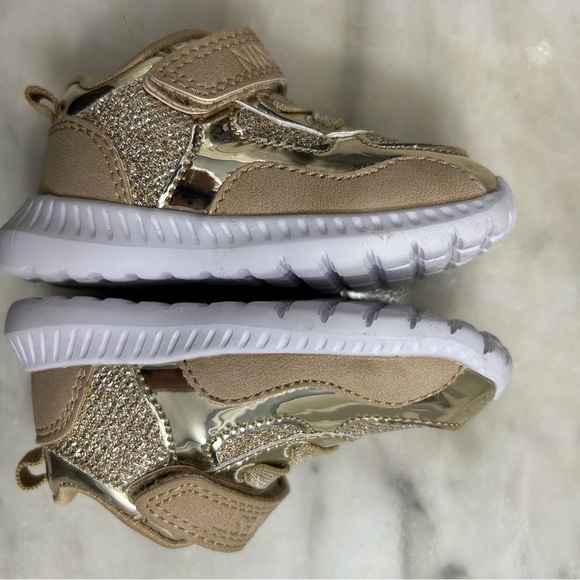 Size 3 Nine West gold toddler sneakers with Velcro strap - Picture 2 of 9